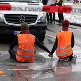 Klima-Aktivisten kleben auf Straße