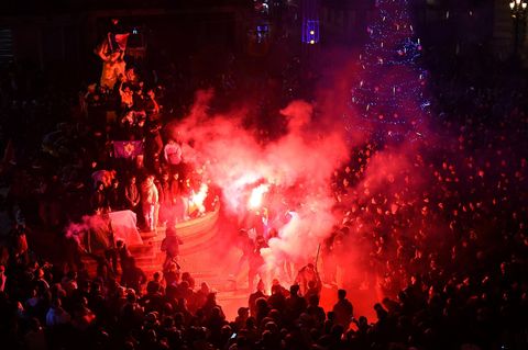 Frankreich: Französische Fans zünden bengalische Fackeln in Montpellier