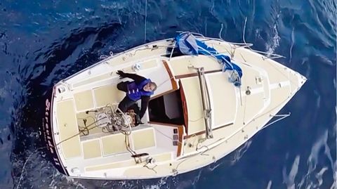 Zehn Tage im Atlantik getrieben: Tanker findet zwei Segler und Hund – Video zeigt Rettung