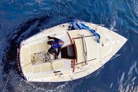 Zehn Tage im Atlantik getrieben: Tanker findet zwei Segler und Hund – Video zeigt Rettung