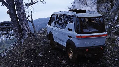Der Mini-Offroadcamper Potential Motors Adventure 1 steht in einem bergigen Gelände