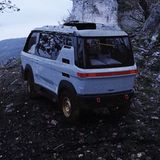 Der Mini-Offroadcamper Potential Motors Adventure 1 steht in einem bergigen Gelände