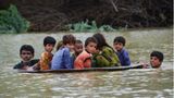 Extrem starker Monsunregen verwandelt in Pakistan Ende August Flüsse in reißende Ströme und führt zu verheerenden Überschwemmungen. Die Regenfälle halten über mehrere Wochen an - mehr als Tausend Menschen kommen dabei ums Leben. In der besonders getroffenen Region Jafarabad bringen ein Mann und ein Junge Kinder in einer Satellitenschüssel in Sicherheit.