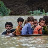 Extrem starker Monsunregen verwandelt in Pakistan Ende August Flüsse in reißende Ströme und führt zu verheerenden Überschwemmungen. Die Regenfälle halten über mehrere Wochen an - mehr als Tausend Menschen kommen dabei ums Leben. In der besonders getroffenen Region Jafarabad bringen ein Mann und ein Junge Kinder in einer Satellitenschüssel in Sicherheit.