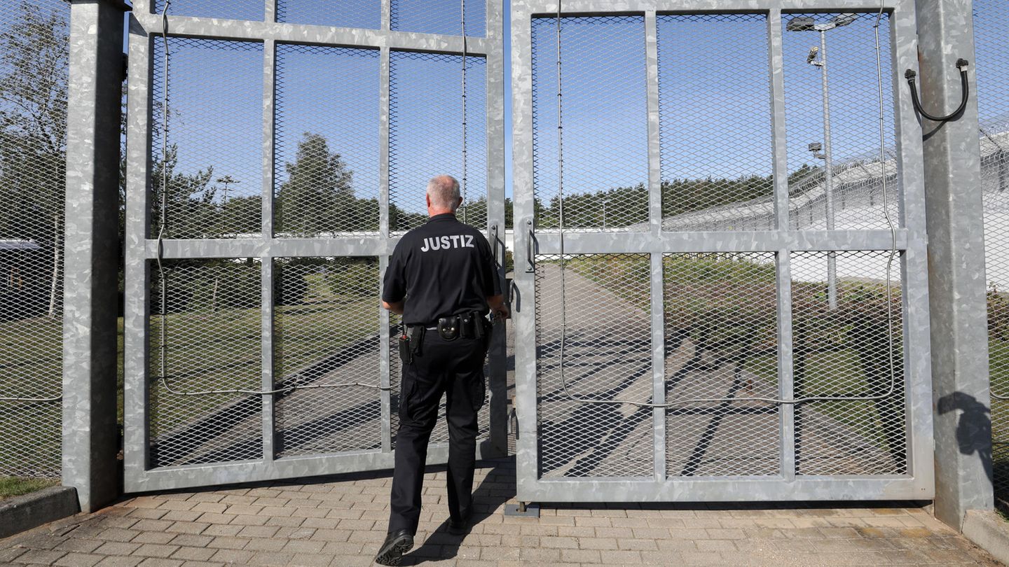 "Freedom Day" für Schwarzfahrer Ein Justizbeamter schließt eine JVA auf