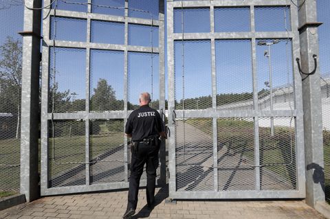 Ein Justizbeamter schließt eine JVA auf