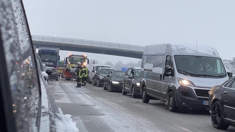 Video: Winterwetter in Bayern legt Verkehr teilweise lahm Video: Winterwetter in Bayern legt Verkehr teilweise lahm