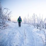 Hessen: Winterwanderung auf den schönsten Berg im Taunus  Der Altkönig ist zwar nicht der höchste Berg im hessischen Taunus-Gebirge, aber wohl der schönste. Mit seinen knapp 800 Höhenmetern ist er auch für unerfahrene Bergwanderer ein perfektes Ausflugsziel für die Winterwanderung. Der entsprechende Wanderweg startet am Wanderparkplatz im kleinen Ort Hohemark. Auf 10,5 Kilometern führt er dann mit leichter Steigung bis zum Kronberg. Von dort aus fährt eine S-Bahn zurück zum Start. Mehr Infos. 