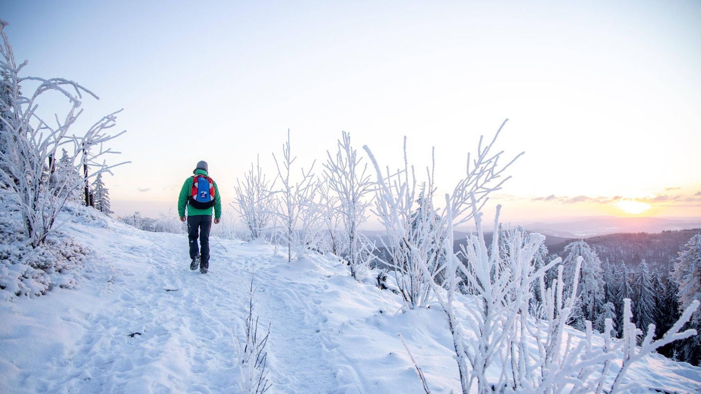 Hessen: Winterwanderung auf den schönsten Berg im Taunus  Der Altkönig ist zwar nicht der höchste Berg im hessischen Taunus-Gebirge, aber wohl der schönste. Mit seinen knapp 800 Höhenmetern ist er auch für unerfahrene Bergwanderer ein perfektes Ausflugsziel für die Winterwanderung. Der entsprechende Wanderweg startet am Wanderparkplatz im kleinen Ort Hohemark. Auf 10,5 Kilometern führt er dann mit leichter Steigung bis zum Kronberg. Von dort aus fährt eine S-Bahn zurück zum Start. Mehr Infos. 