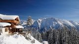 Bayern: Durch den Schnee zum Hohen Kranzbweg bei Mittenwald  Bayern gilt als echtes Paradies für Winterwanderer. Wir schicken Sie auf den Hohen Kranzberg bei Mittenwald. Von dem Ort inmitten der Alpen aus geht es zunächst mit dem Wanderbus zur Talstation des Kranzberg-Sessellifts. Dort beginnt ein rund 7,5 Kilometer langer Rundweg, der Wanderer einmal zum Gipfel und wieder zurück führt. Dank der geräumten Wege ist es selbst für Anfänger gut möglich, den Gipfel selbst im tiefsten Winter zu erreichen. Und oben angekommen gibt es einen warmen Tee im Berggasthaus Sankt Anton. Mehr Infos. 