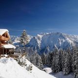 Bayern: Durch den Schnee zum Hohen Kranzbweg bei Mittenwald  Bayern gilt als echtes Paradies für Winterwanderer. Wir schicken Sie auf den Hohen Kranzberg bei Mittenwald. Von dem Ort inmitten der Alpen aus geht es zunächst mit dem Wanderbus zur Talstation des Kranzberg-Sessellifts. Dort beginnt ein rund 7,5 Kilometer langer Rundweg, der Wanderer einmal zum Gipfel und wieder zurück führt. Dank der geräumten Wege ist es selbst für Anfänger gut möglich, den Gipfel selbst im tiefsten Winter zu erreichen. Und oben angekommen gibt es einen warmen Tee im Berggasthaus Sankt Anton. Mehr Infos. 