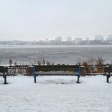 Bänke vor der Hamburger Außenalster.