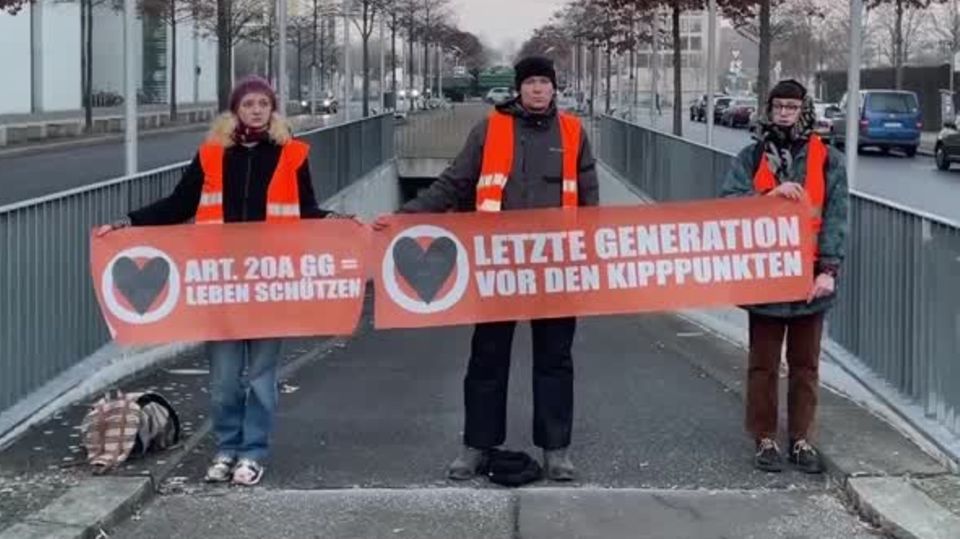Klimaprotest: Letzte Generation blockiert Bundestagszugang – Merz reagiert genervt: "Raus hier!"