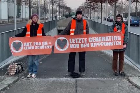Klimaprotest: Letzte Generation blockiert Bundestagszugang – Merz reagiert genervt: "Raus hier!"