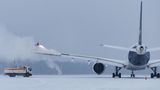 Ein Mitarbeiter des Nürnberger Albrecht Dürer Airports besprüht einen Airbus A350 mit Enteisungsmittel