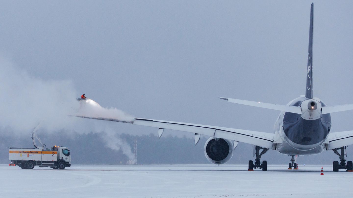 Ein Mitarbeiter des Nürnberger Albrecht Dürer Airports besprüht einen Airbus A350 mit Enteisungsmittel