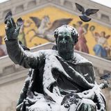 König Maximilian I. Joseph harrt trotz der Kälte tapfer vor der bayerischen Staatsoper in München aus