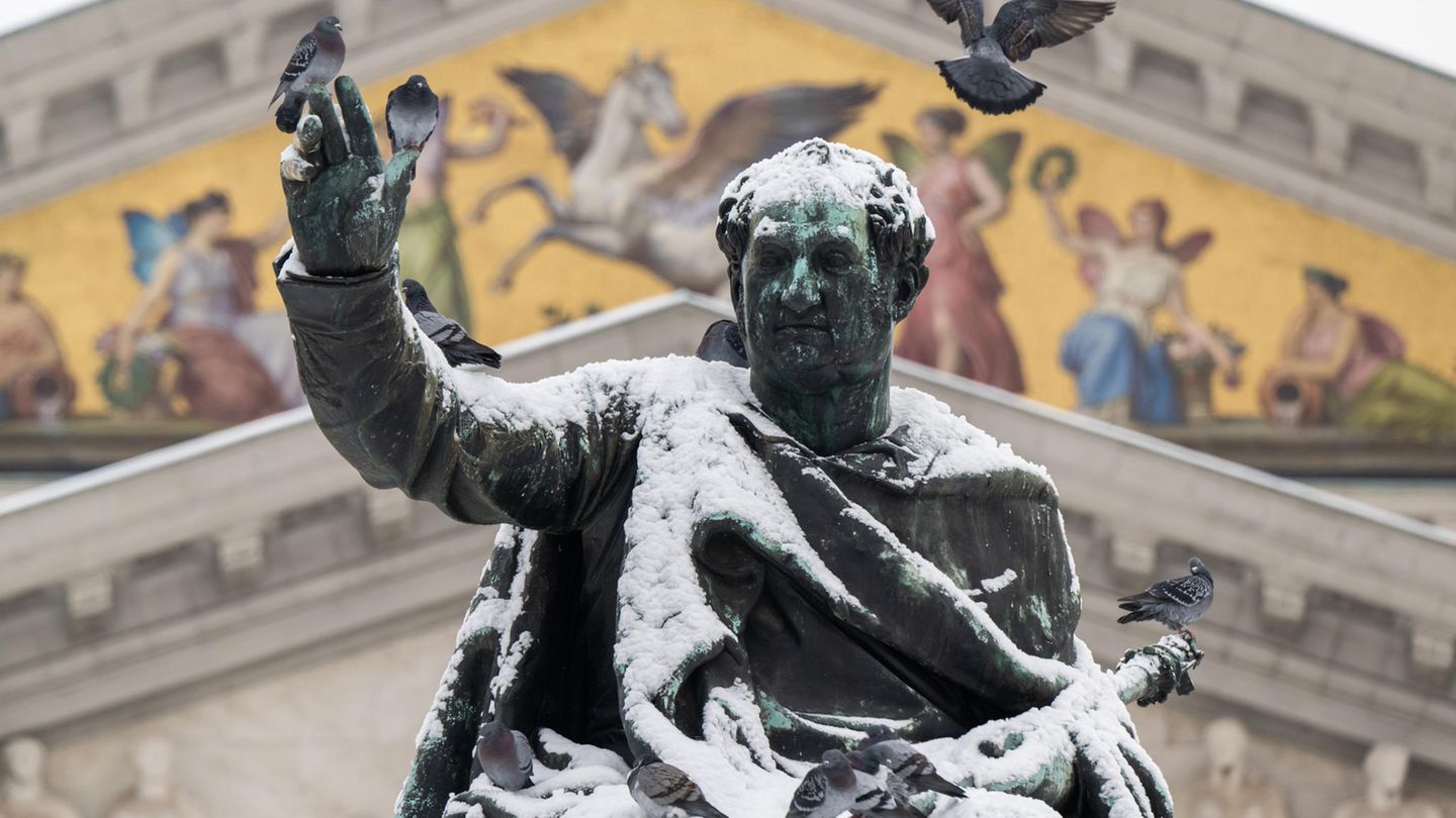 König Maximilian I. Joseph harrt trotz der Kälte tapfer vor der bayerischen Staatsoper in München aus