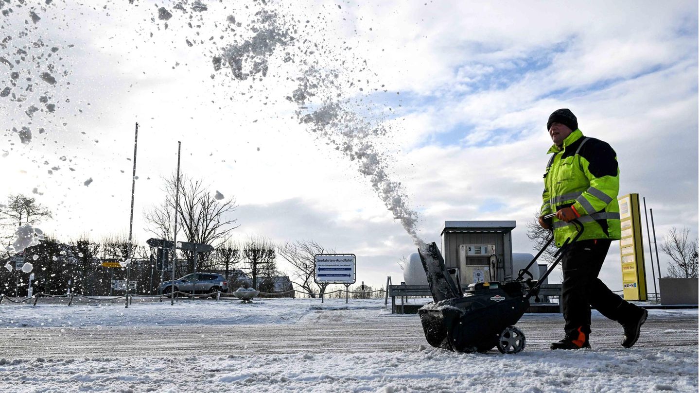 Fräsen statt Fegen: Ein Parkplatz Horumersiel in Niedersachsen wird von Schnee befreit Fräsen statt Fegen: Ein Parkplatz Horumersiel in Niedersachsen wird von Schnee befreit