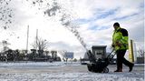 Fräsen statt Fegen: Ein Parkplatz Horumersiel in Niedersachsen wird von Schnee befreit