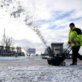 Fräsen statt Fegen: Ein Parkplatz Horumersiel in Niedersachsen wird von Schnee befreit