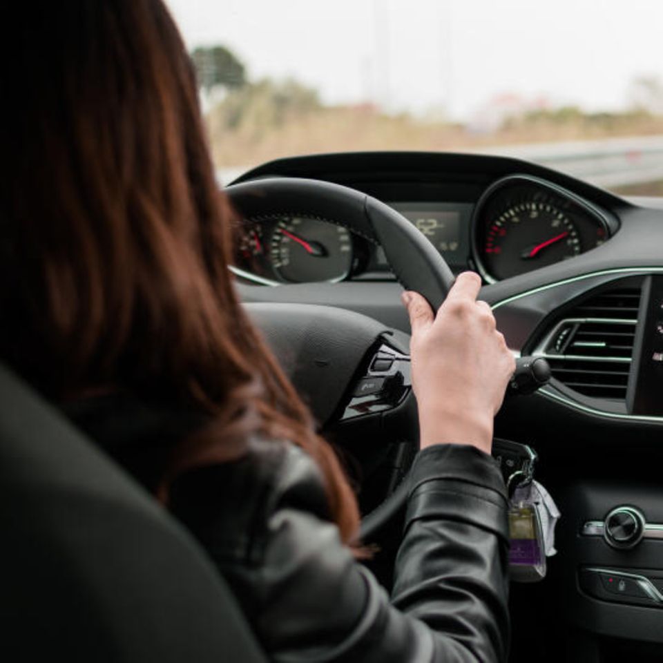 Junge Frauen berichten immer wieder von unangenehmen Erlebnissen während ihrer Fahrausbildung