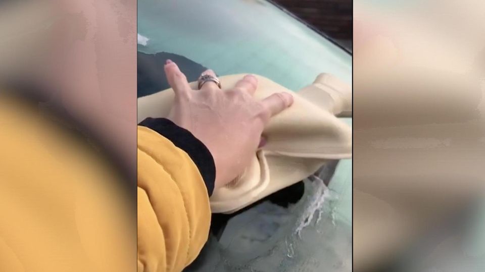 Mit der Wärmflasche eine zugefrorene Autoscheibe enteisen - Video zeigt neuen Tiktok-Trend