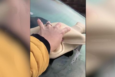 Mit der Wärmflasche eine zugefrorene Autoscheibe enteisen - Video zeigt neuen Tiktok-Trend