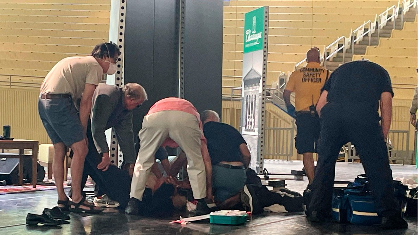 12. August: Polizei: Autor Rushdie in Hals gestochen – Täter festgenommen