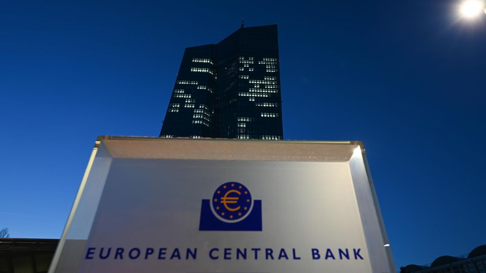 Die Inschrift "European Central Bank Eurosystem" ist vor der Zentrale der Europäischen Zentralbank (EZB) angeleuchtet