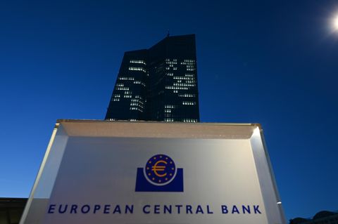 Die Inschrift "European Central Bank Eurosystem" ist vor der Zentrale der Europäischen Zentralbank (EZB) angeleuchtet