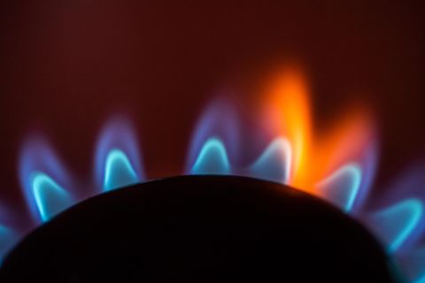 Die Flamme eines Gasherdes brennt in einer Küche