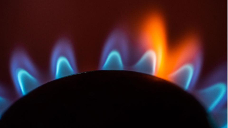 Die Flamme eines Gasherdes brennt in einer Küche