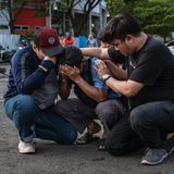 2. Oktober: 174 Tote bei Massenpanik nach Fußball-Spiel in Indonesien