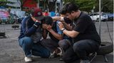 2. Oktober: 174 Tote bei Massenpanik nach Fußball-Spiel in Indonesien