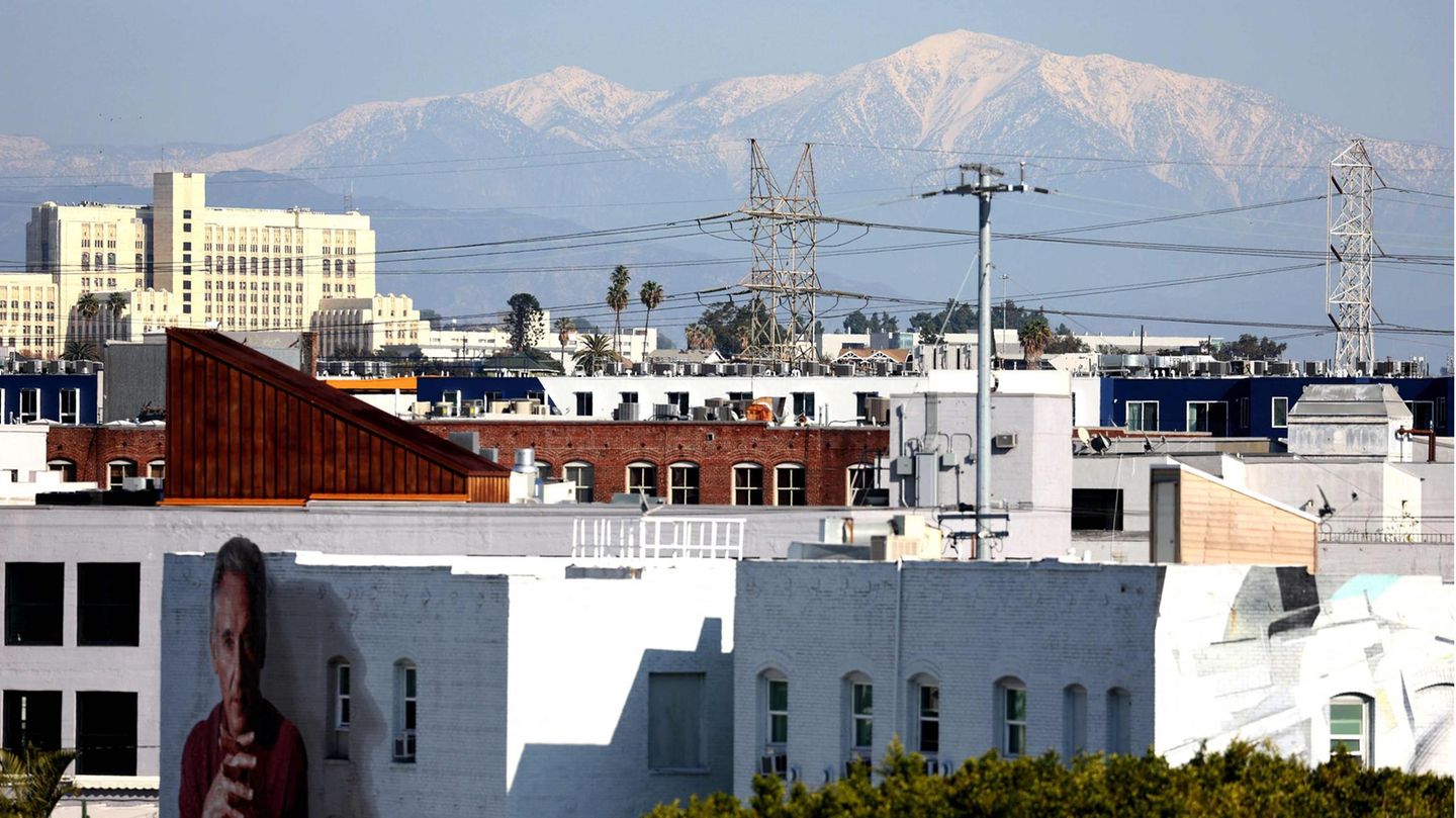 Hinter der Innenstadt von Los Angeles zeigen die San-Gabriel-Berge ihre schneebedeckten Gipfel