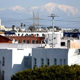 Hinter der Innenstadt von Los Angeles zeigen die San-Gabriel-Berge ihre schneebedeckten Gipfel