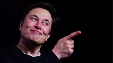 28. Oktober: Elon Musk schließt Twitter-Übernahme ab