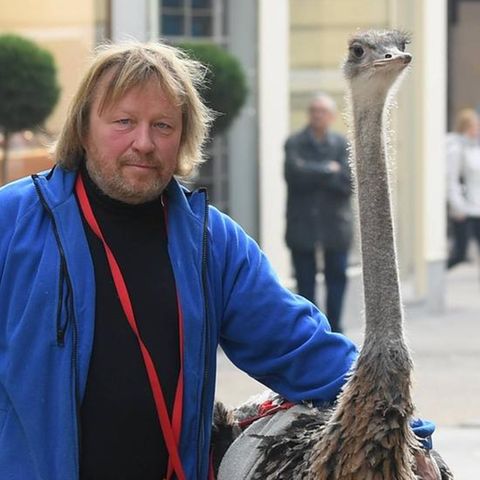 Janez Cetin mit seinem Nandu. Hier ist er in Zagreb in Kroatien zu sehen.