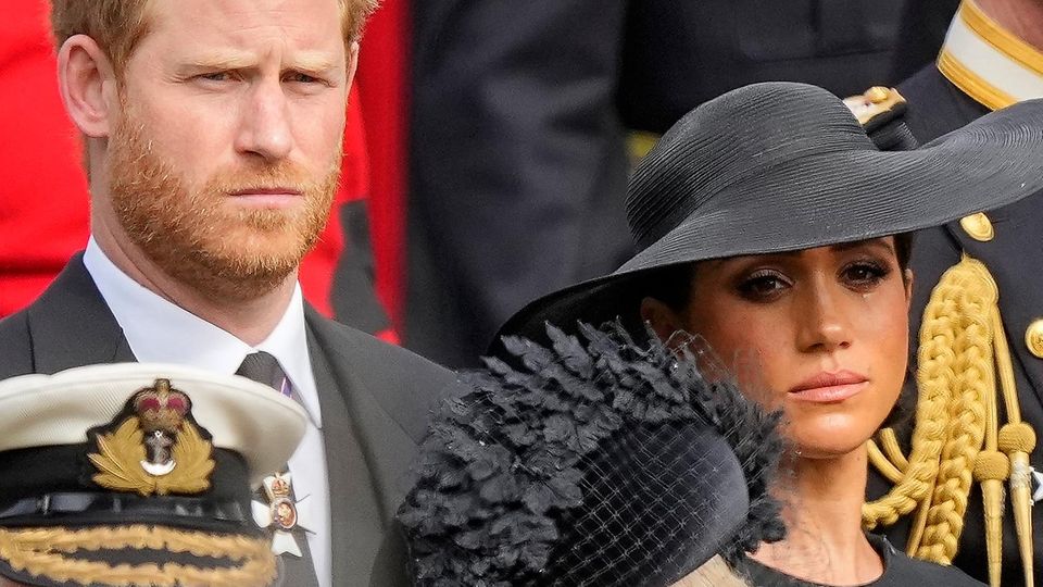 Prinz Harry, Meghan, Herzogin von Sussex, Königsgemahlin Camilla und König Charles III. beim Staatsbegräbnis von Elizabeth II. im September 2022.