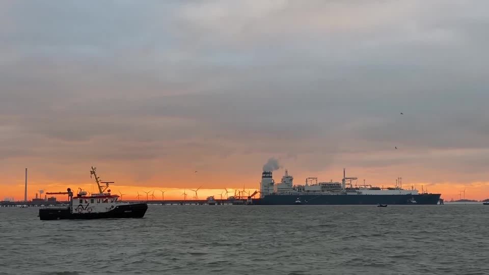 Video: Schwimmendes LNG-Terminal erreicht Wilhelmshaven - Umweltverband warnt Video: Schwimmendes LNG-Terminal erreicht Wilhelmshaven - Umweltverband warnt