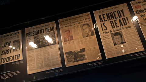Die damaligen Titelseiten zum Mord an US-Präsident John F. Kennedy in einem Museum in Washington