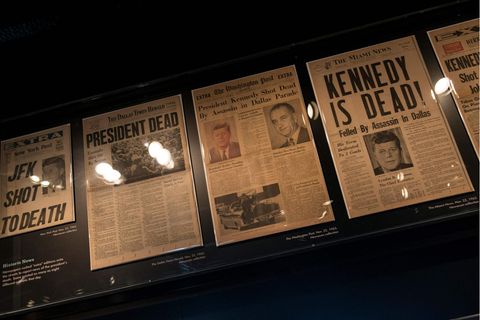 Die damaligen Titelseiten zum Mord an US-Präsident John F. Kennedy in einem Museum in Washington