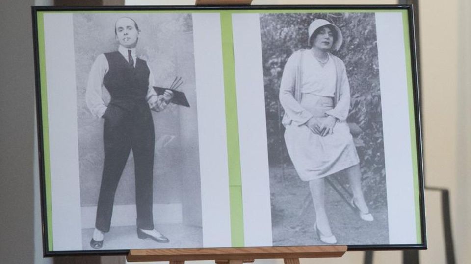 Lili Elbe Dresden Gedenkveranstaltung Lili Elbe auf zwei Fotos, einmal stehend, einmal sitzend