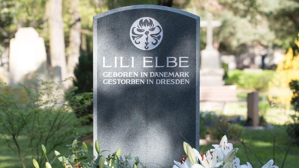 Ein schlichter Grabstein auf dem Dresdner Friedhof mit der Inschrift: "Lili Elbe, geboren in Dänemark, gestorben in Dresden"