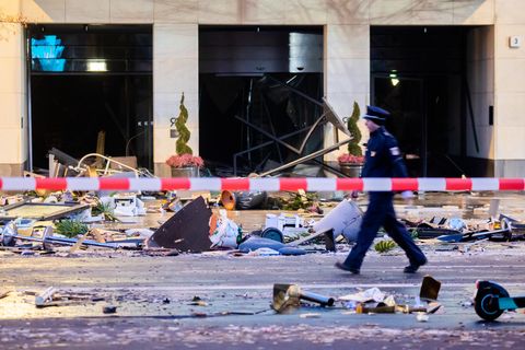 Berlin: Trümmer liegen auf der Karl-Liebknecht-Straße vor einem Hotel. In dem Hotel ist ein riesiges Aquarium geplatzt, wie die Polizei am Freitagmorgen mitteilte. Wasser strömte bis auf die Straße.