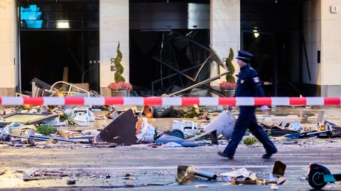 Berlin: Trümmer liegen auf der Karl-Liebknecht-Straße vor einem Hotel. In dem Hotel ist ein riesiges Aquarium geplatzt, wie die Polizei am Freitagmorgen mitteilte. Wasser strömte bis auf die Straße.
