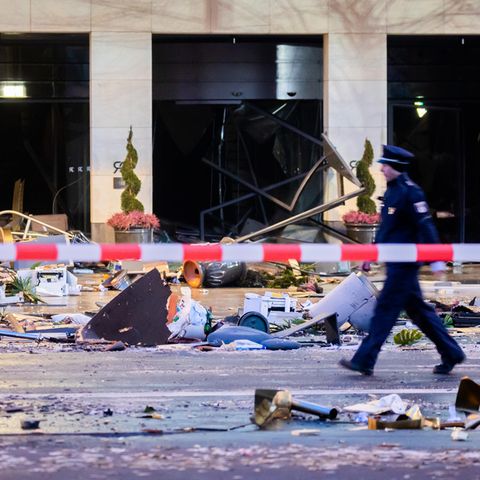 Berlin: Trümmer liegen auf der Karl-Liebknecht-Straße vor einem Hotel. In dem Hotel ist ein riesiges Aquarium geplatzt, wie die Polizei am Freitagmorgen mitteilte. Wasser strömte bis auf die Straße.