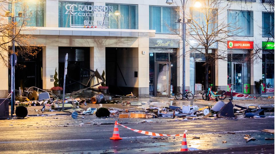 Trümmer liegen auf der Karl-Liebknecht-Straße in Berlin Trümmer liegen auf der Karl-Liebknecht-Straße in Berlin
