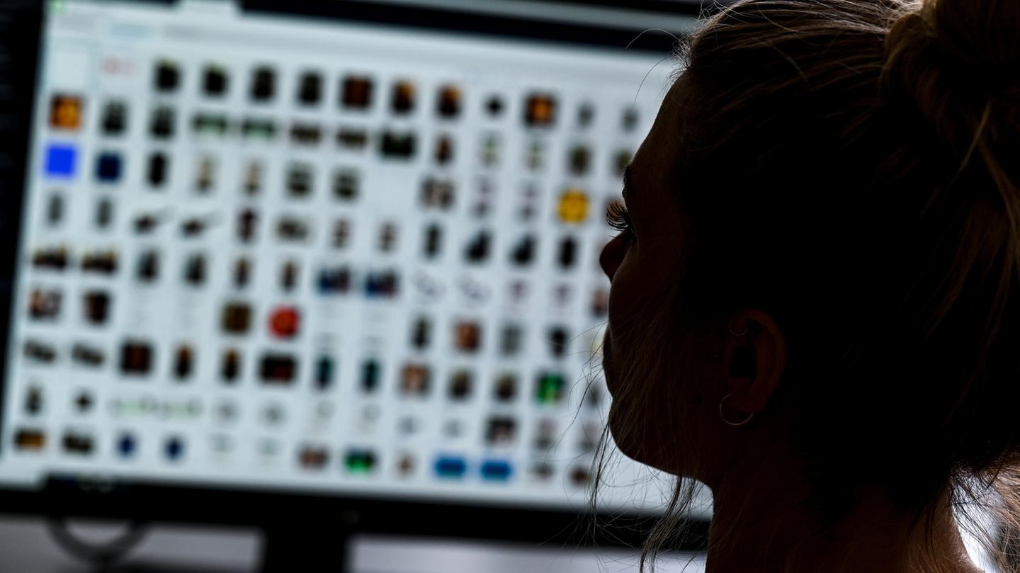 Eine Kriminaloberkommissarin sitzt vor einem Auswertungscomputer bei Ermittlungen gegen Kinderpornografie und sexuellem Missbrauch 